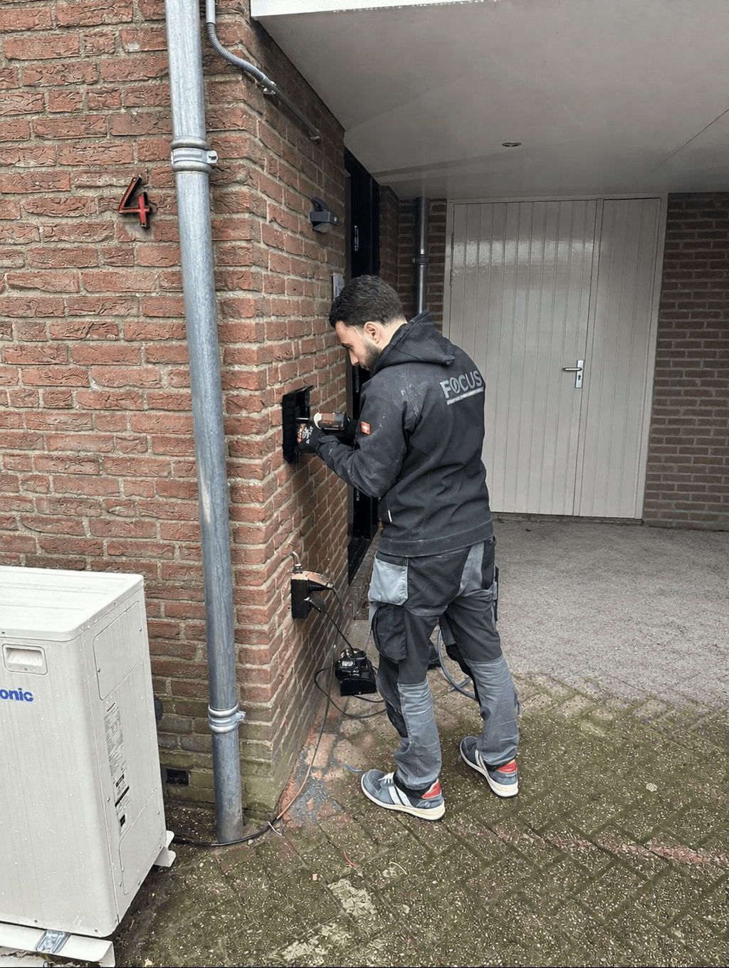 Elektricien werkt aan elektrische aansluiting