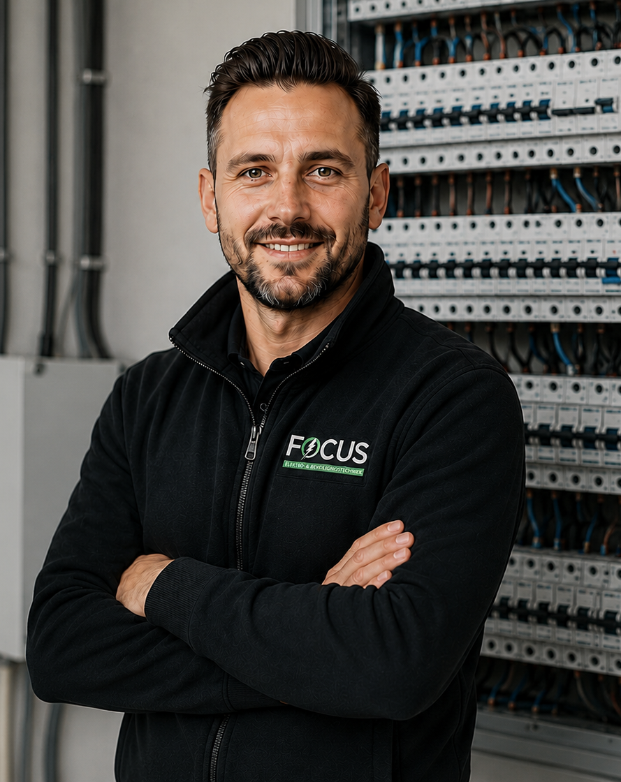 Monteur van Focus Elektro- & Beveiligingstechniek bij moderne groepenkast