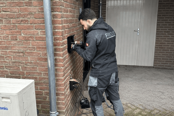 Elektricien werkt aan laadpaal aansluiting